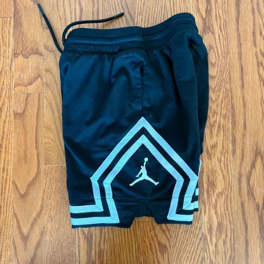Jordan Boys Black Mesh Basketball Shorts Size Small 8–10 sporty athleisure